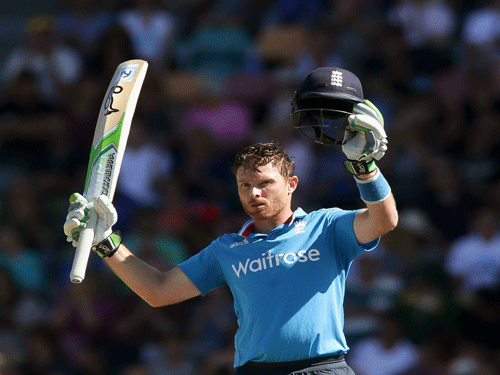 England opener Ian Bell hit a strokeful hundred only to see the the visitors lose momentum at the end of their innings to finish on 303 for eight against Australia in the fourth ODI of the ongoing tri-series at the Bellerive Oval, here today.Reuters file photo