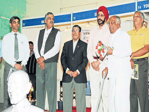 Distinguished Senior citizen RK Sridhara Murthy (second from right) speaking at the event. (From left) District 3190 Past Governor Rajendra Rai, Governor elect HR Ananth, Past President Venkataragavan, Rotary Bangalore Cantonment President Jasbir Singh Dhody and Rotarian Suresh are also seen. DH Photo by SK Dinesh.