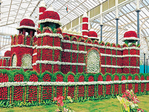 A Red Fort model made with 3 lakh Dutch roses and orchids in Lalbagh, Bengaluru. DH Photo/S K Dinesh