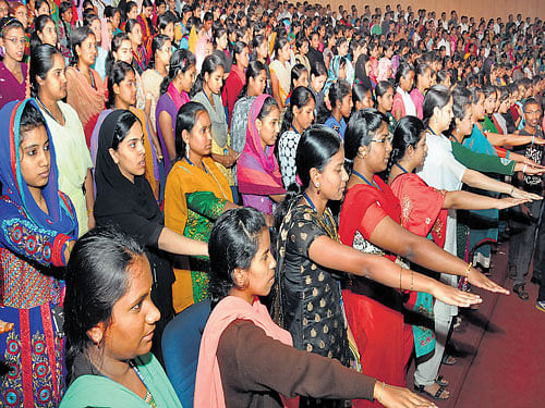 making a promise: Students take a pledge to vote at the National Voters' Day programme  in the City on Sunday. DH&#8200;PHoto