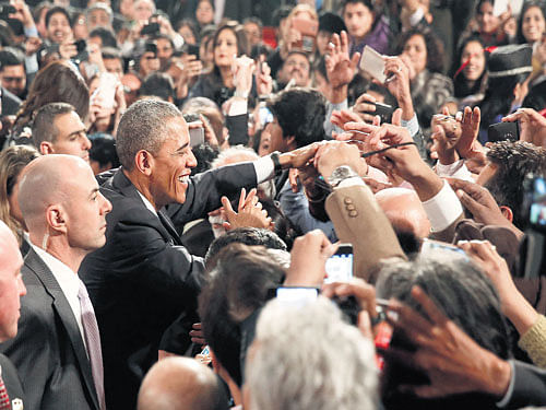 US President Barack Obama shakes hand with the crowd in New Delhi