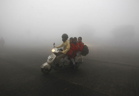 Mercury dipped in many parts of North India as icy winds swept across the region on Wednesday, even though fog affected road and rail traffic in some areas. Photo: Reuters (File)
