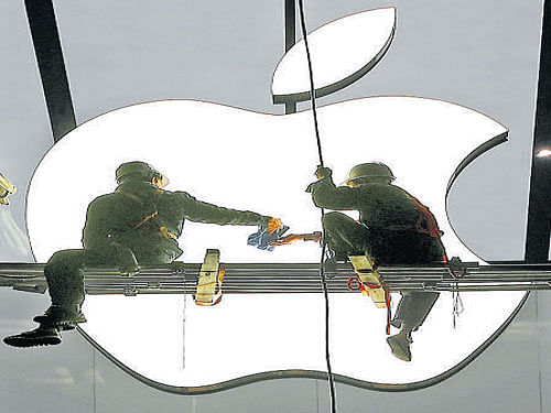 new high Workers prepare for the opening of an Apple store in Hangzhou in China. Reuters