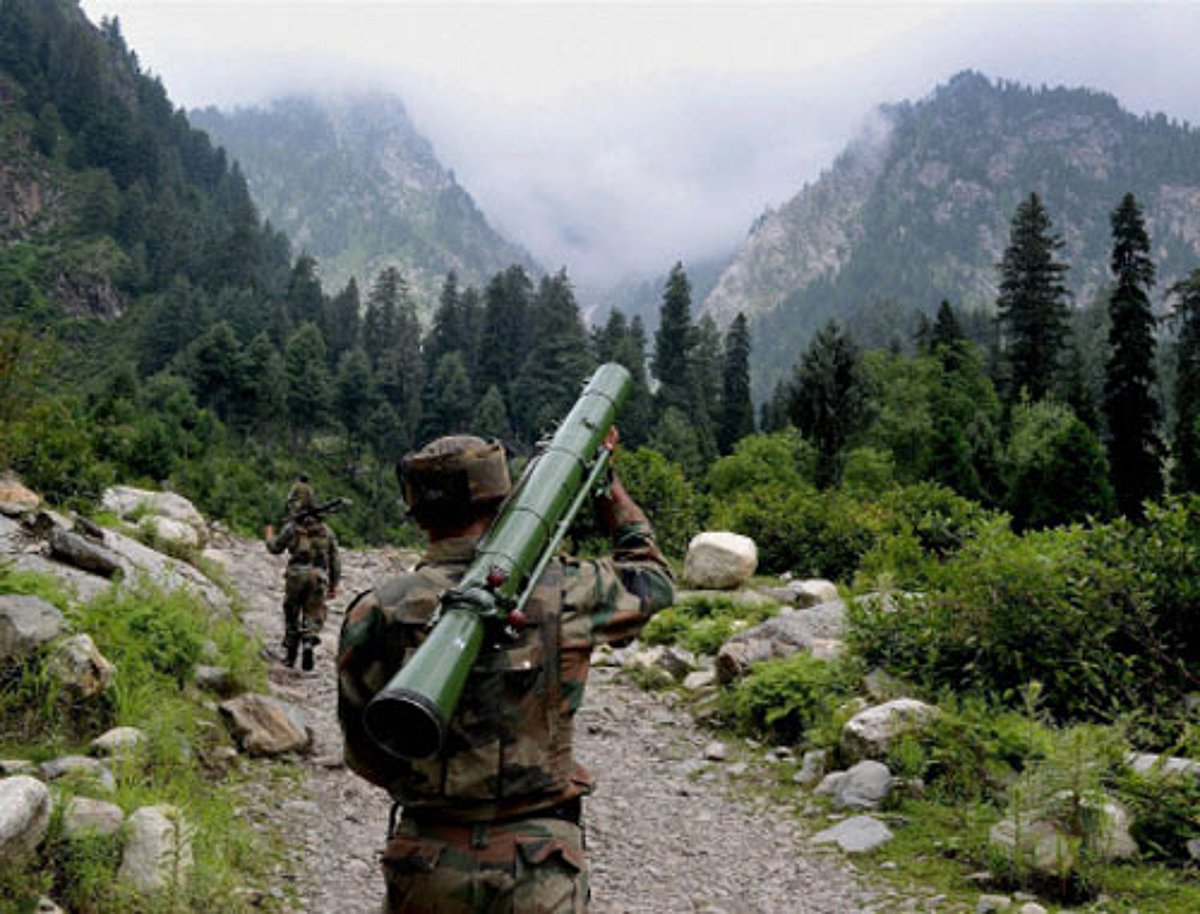 Pak shells border out posts along IB in Jammu sector