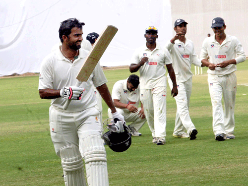 Karnataka closed in on a big win as their bowlers complemented the batsmen's strong showing by bundling out Uttar Pradesh for 220, giving the hosts a massive first-innings lead of 499 runs in their Group A Ranji Trophy cricket match here today. PTI File Photo.