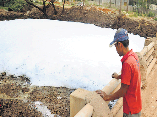 A mountain of foam hovers on the Bellandur Lake surface. This phenomenon is triggered by a deadly mix of phosphates and nitrates from domestic detergents and industrial effluents. DH Photo/kishor kumar bolar