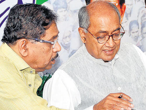 introspection: KPCC president G Parameshwara and AICC general secretary Digvijay Singh discuss a point during the Congress party meeting in Bengaluru on Saturday. kpn