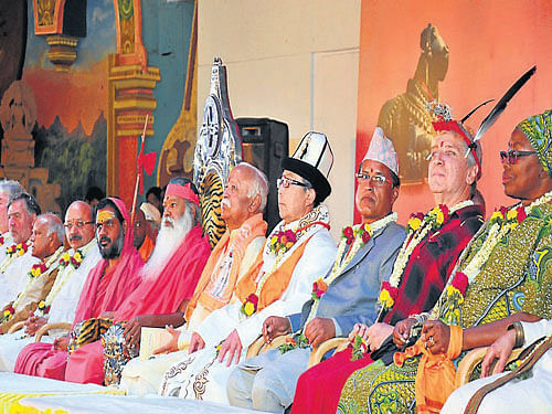 Dignitaries from various countries, along with Avadhoota Datta Peetha seer Ganapathy Sachchidananda Swami, junior pontiff Datta Vijayananda Teertha and RSS&#8200;chief Mohan  Bhagwat, during the fifth international conference and gathering of elders, in Mysuru, on Sunday. DH photo