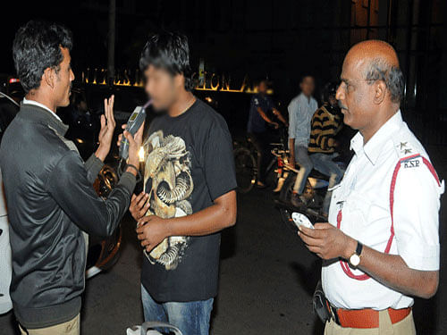 Two sub-inspectors attached to the Kamakshipalya traffic police station were assaulted by an RTO staffer and his brother when the officers were cracking down on drink-driving near Malagala underpass close to Sumanahalli flyover on Saturday night. DH file photo. For representation purpose