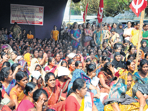 Anganwadi workers under the aegis of CITU stage an indefinite stir, in front of Deputy Commissioner's office, in Mangaluru on Monday. DH photo