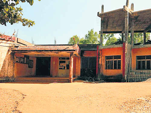The premises of Government College , Vittal wore a deserted look in the wake of the stir by guest lecturers. DH photo