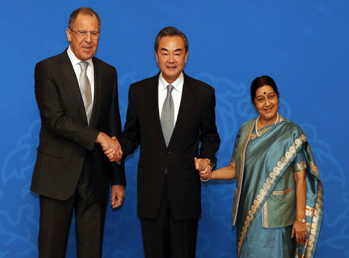 Russian Foreign Minister Sergey Lavrov, left, Chinese Foreign Minister Wang Yi, center, and Indian Foreign Minister Sushma Swaraj shake hands. AP photo