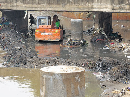The BBMP has submitted before the Upalokayukta that clearing encroachments on stormwater drains (SWDs) was delayed because of non co-operation by the police, Bangalore Metropolitan Task Force (BMTF) and the district administration. DH file photo