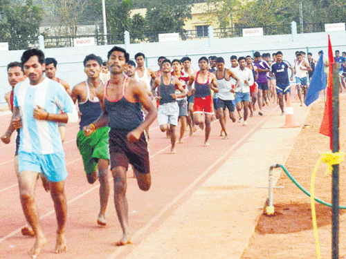 Youth participating in 1.6km race at the army recruitment rally at Mahatma Gandhi Stadium in Udupi on Wednesday. DH photo