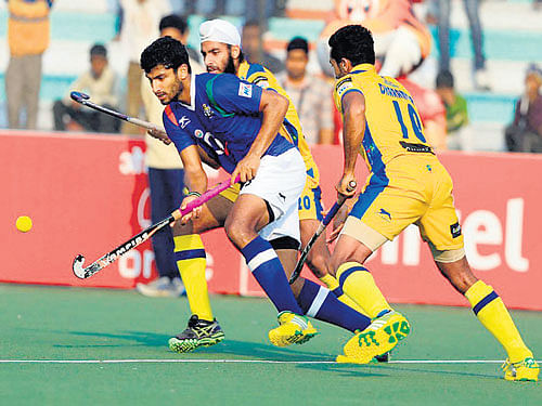 Focused: UP Wizard's Nithin Thimmaiah (left) tries to drible past Dharamvir Singh of Punjab Warriors in Lucknow on Wednesday. AFP