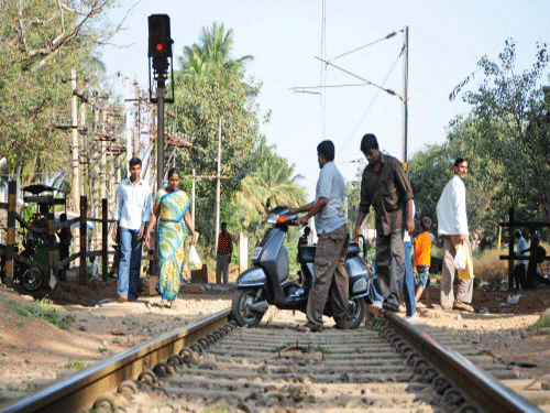 The South Western Railway (SWR) has asked the public to be careful at level crossings as six accidents have occurred at these places in the City and on the outskirts recently. DH file photo