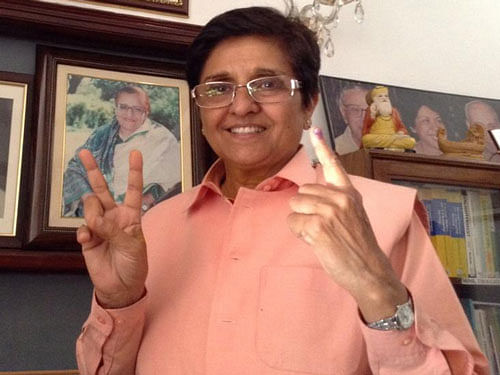 Kiran Bedi cast her vote Saturday at a polling booth here and asked people to vote for clean, literate and safe Delhi.Image Courtesy: Twitter
