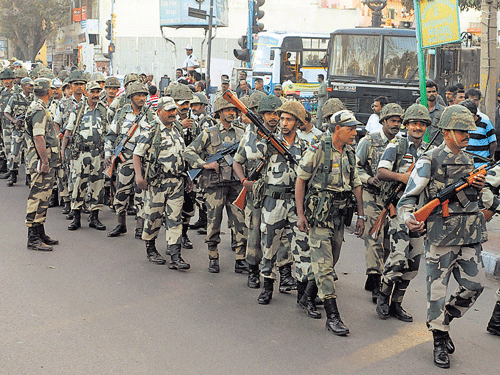 Police and BSFmenmarch on the eve of Virat Hindu Samajotsava at Kalasipalya in the City on Saturday. DH PHOTO