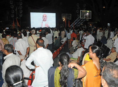 The organisers of the Virat Hindu Samajotsava in the City played a pre-recorded video clip of a fiery speech by Vishwa Hindu Parishad (VHP) international working president Praveen Togadia in Hindi on Sunday. This is despite a police ban on airing his speeches in any form. DH photo