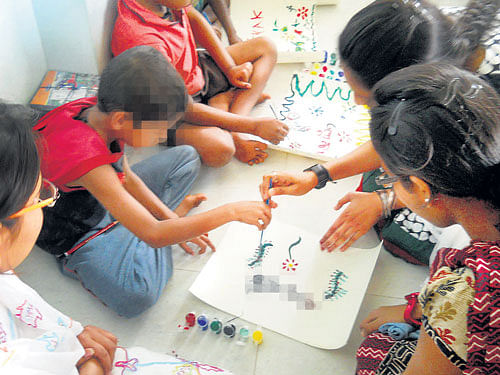 Children in a painting class in Mahesh Foundation.