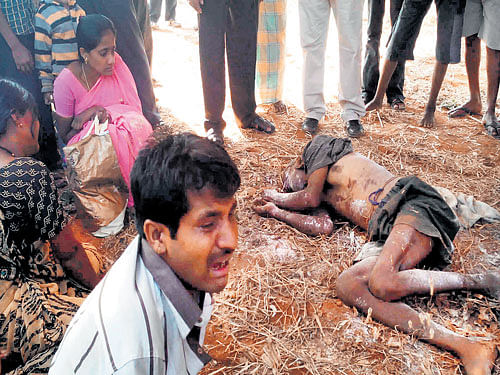 Jumbo Aggression : Relatives grieve before the body of farmer Panchalingaiah (inset), who was killed by an elephant at Attingere in Magadi taluk of Bengaluru Rural district. DH PHOTO