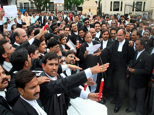 Striking lawyers of Lucknow, Kanpur, Bareilly and Moradabad divisions in Uttar Pradesh will call on union Law Minister D. V. Sadananda Gowda Wednesday, demanding the jurisdiction of the Lucknow bench of the HC be expanded.PTI file photo