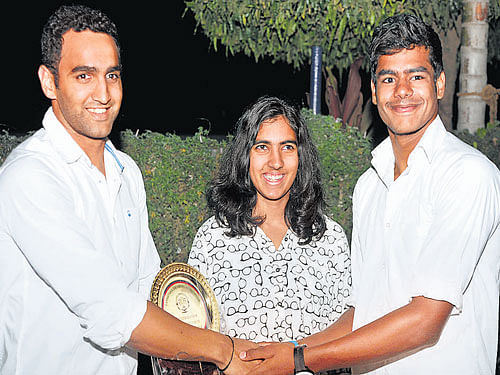 WELL DONE Incheon Asian Games bronze medal winner Sandeep Sejwal (left) felicitates  National Games&#8200;medallists Malavika V (centre) and Aravind M at&#8200;a function organised by  the Karnataka Swimming Association&#8200;in Bengaluru on Wednesday. DH PHOTO.