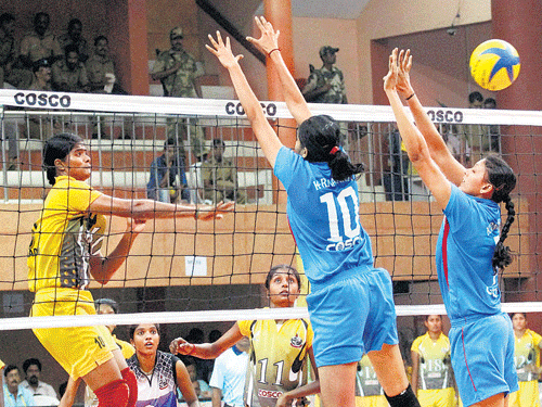 Karnataka women scored a hard-fought win over Tamil Nadu in the semifinals of volleyball. PTI