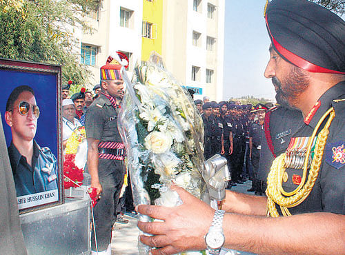 Lt Gen Gurmukh Singh pays homage to Major Taher Hussain Khan in Hyderabad, on Friday.