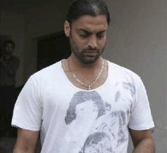 Former Pakistan paceman Shoaib Akhtar feels that having never lost to Pakistan in a cricket World Cup, India could lose tomorrow's opening encounter against their arch-rivals due to overconfidence.Reuters File Photo