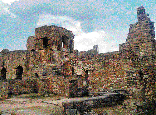 BRICK-BY-BRICK Golcond Fort (left); Bari Baoli stepwell in the Qutub Shahi Tombs; (below) Qutub Shahi Tombs. Photos by author