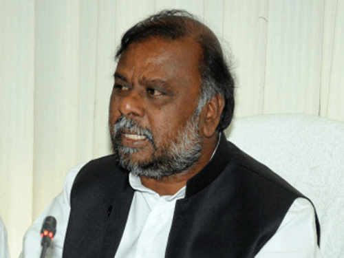 Social Welfare Minister H Anjaneya has said those who wish to get benefits from the government must disclose their caste during the caste census set to begin across Karnataka on April 11.  DH File Photo.