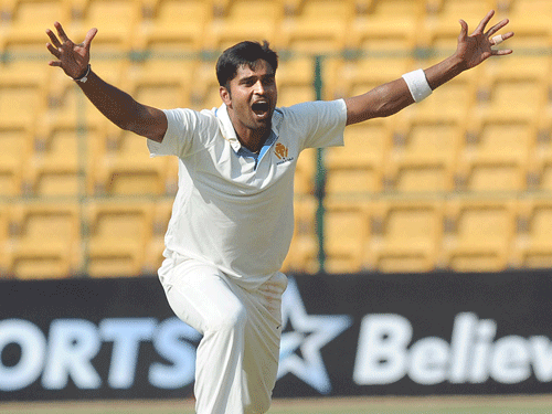 Even amidst the joy of entering their second successive Ranji Trophy final, Karnataka skipper R Vinay Kumar exhorted his batsmen to come up with a collective effort. DH File Photo.
