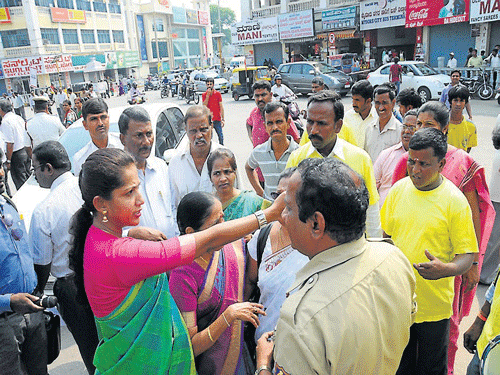 ZP&#8200;President Pushpa Amarnath argues with a policeman at K&#8200;R&#8200;Circle during the rally held in Mysuru, on Sunday. DH&#8200;PHOTO