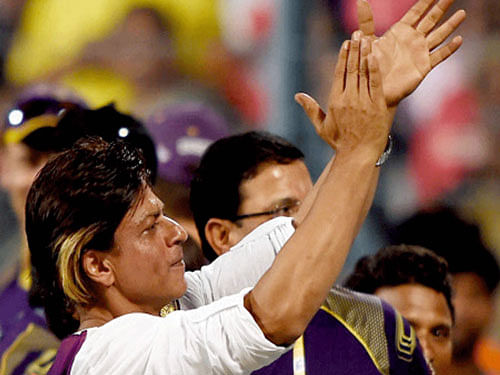 He's used to seeing cricketers being auctioned in the Indian Premier League (IPL), but during an episode of TV show India Poochega Sabse Shaana Kaun  superstar Shah Rukh Khan put himself up for auction at the hands of cricketers Yuvraj Singh, Harbhajan Singh, Robin Uthappa and Manish Pandey. PTi file photo