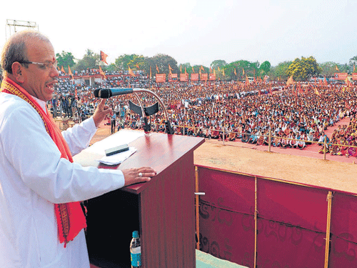 Vishwa Hindu Parishad International leader Prashanth Hartalkar addresses the gathering at Virat Hindu Samajotsava held in Udupi on Monday. DH PHOTO