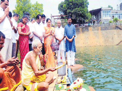A priest offers prayer to River Nethravathi as part of 'ganga pooja,' at Thumbe vented dam on Tuesday. Mayor Mahabala Marla, Deputy Mayor Kavitha and others look on. DH&#8200;photo
