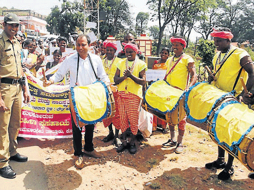 Deputy Commissioner Anurag Tewari flags off the jatha by beating a drum at Field Marshal K M Cariappa Circle, in Madikeri, on Tuesday. DH PHOTO