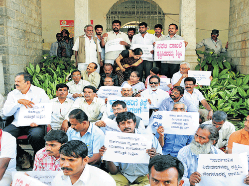 Volunteers of the Anti-Land Grabbing Action Committee stage a protest in front of BBMP head office in the City on Tuesday. DH PHOTO