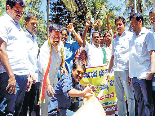 Several progressive associations stage a protest against the amendment made by the Central government to the Land Acquisition Act, on Wednesday. DH Photo