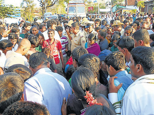 Alleging police negligence in the death of the student in the road accident, villagers staged a protest, in Periyapatna, Mysuru district, on Thursday. dh photo