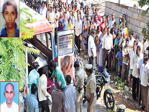 People gather near the residence of Gangahanumaiah in Nagarabhavi on Thursday as one of the six bodies is being shifted to hospital for post-mortem. (Inset) Netravathi and Yathish.  DH Photo/ Srikanta Sharma R