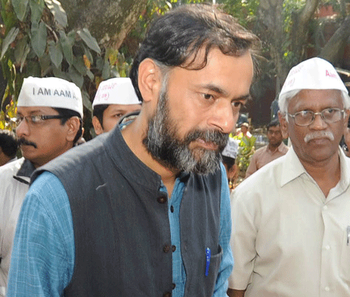 AAP leader Yogendra Yadav may have been involved in a bitter fight with Chief Minister Arvind Kejriwal but he appeared to defend the party chief today against allegations of horse-trading. DH file photo