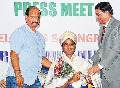 Cricket legend G R Viswanath felicitates CM Gautamin Bengaluru on Friday. KSCA secretary Brjesh Patel (left) and president P R Ashokanand (right) look on. DH PHOTO