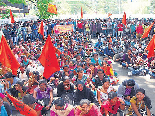 Students under the banner of ABVP and SFI staged a protest seeking rectification of the results announced by University of Mysore, in Hassan, on Friday. dh photo
