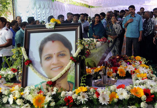 People paying last respects to Prabha Arun Kumar, who was brutally murdered in Australia last week, in Bengaluru on Sunday. PTI Photo
