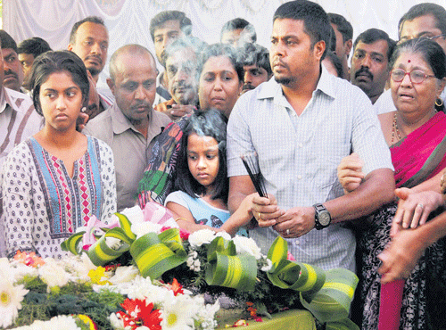 REST IN PEACE:Husband Arun Kumar and daughterMeghana pay their last respects to Prabha,whowasmurdered in Australia earlier thismonth, in the City on Sunday. DH PHOTO