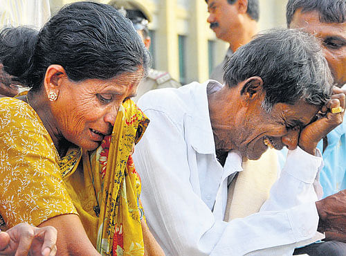 CRESTFALLEN:D K Ravi's parents Gowrammaand Kariyappa are unable to control their tears during their dharna in front of Vidhana Soudha onWednesday. DH PHOTO