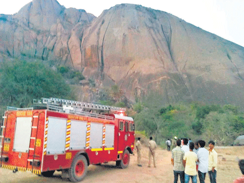 Afire tenderwas rushed to the Savandurga hillwherefive boys fromBengaluru had fallen into a gorge. (Below) The boys stuck in the gorge. DH PHOTOS