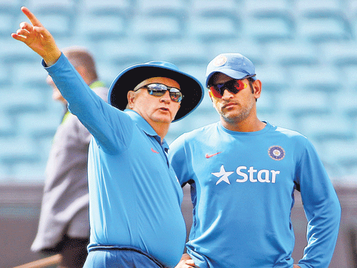 SEEING THE BIGGER PICTURE!: India coach Duncan Fletcher (left) discusses a point with skipperMSDhoni duringMonday's practice session at the SCG. AP Photo